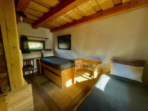 CsesztveNature Lodge Csesztve的一间设有两张床、一张桌子和一把椅子的房间