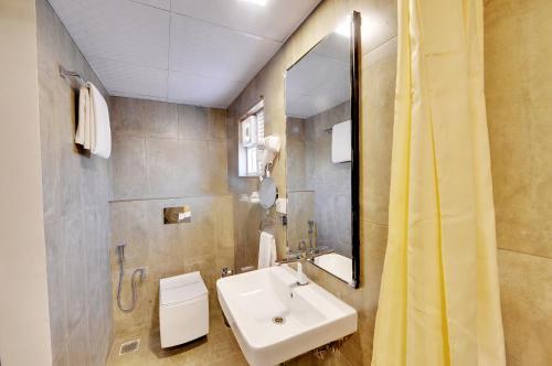 班加罗尔The Lavender Hotel的一间带水槽和镜子的浴室