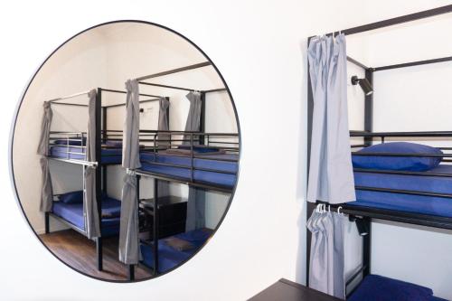 布里斯班Somewhere To Stay Backpackers的镜子,房间设有两张双层床