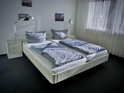 朗格奥Christel Modern retreat的卧室内两张并排的床