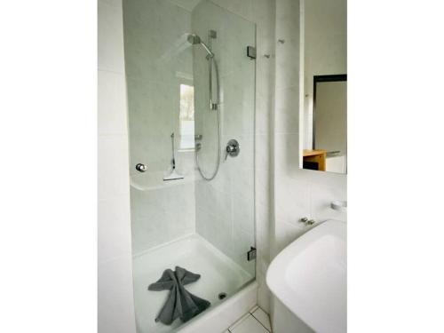 朗格奥Christel Modern retreat的白色的浴室设有淋浴和浴缸。
