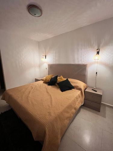 GuadalupeTorre Riviera veracruzana的一间卧室配有一张大床和两盏灯