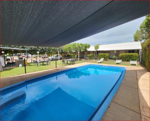 凯瑟琳Beagle Hotel的天篷下的大型蓝色游泳池