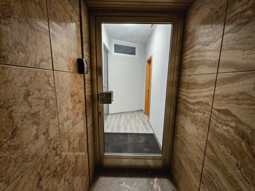 迪弗当日L'Appart Spa, Jacuzzi & Sauna的走廊上,房间里带镜子