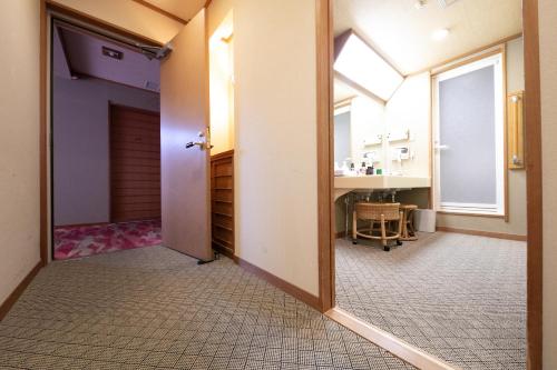 南知多源氏香日式旅馆的一间位于客房内的带镜子和水槽的浴室