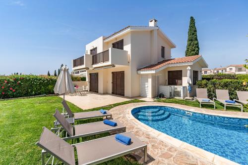 珊瑚湾Villa Demiana by Ezoria Villas的一座带游泳池和房子的别墅