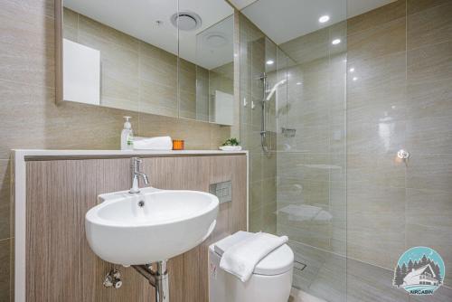 悉尼Aircabin - Zetland - Lovely - 2 Beds Apt Free Park的一间带水槽和玻璃淋浴的浴室