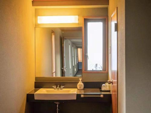FutoIzu One Club - Vacation STAY 10406v的一间带水槽和镜子的浴室