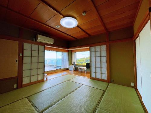 FutoIzu One Club - Vacation STAY 10141v的一间空房间,设有大窗户