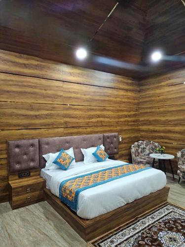 加济阿巴德wooden suits的一间卧室配有一张带木墙的大床