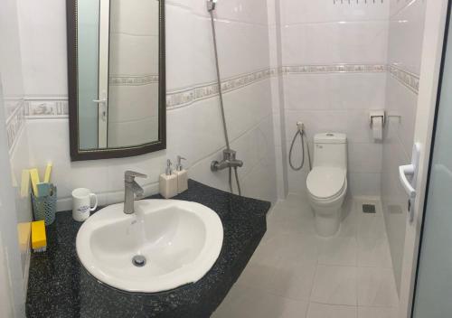 Cao LãnhKhách sạn Tường Minh的白色的浴室设有水槽和卫生间。
