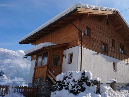 菲根Beautiful holiday home in a stunning location with sauna的小木屋,屋顶上积雪