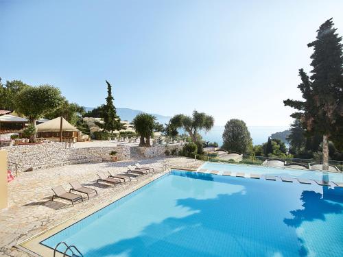 达西亚达西亚LUXME达费尼拉巴伊格雷科泰尔酒店的度假村内带躺椅的大型游泳池
