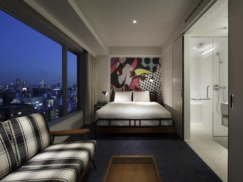 东京新宿格兰贝尔酒店的一间卧室设有一张床和一个大窗户