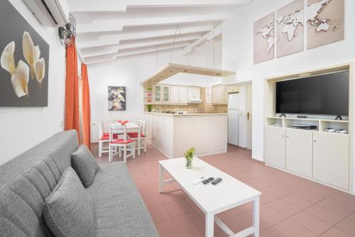 赫索尼索斯阿里斯一室公寓的客厅配有沙发和桌子