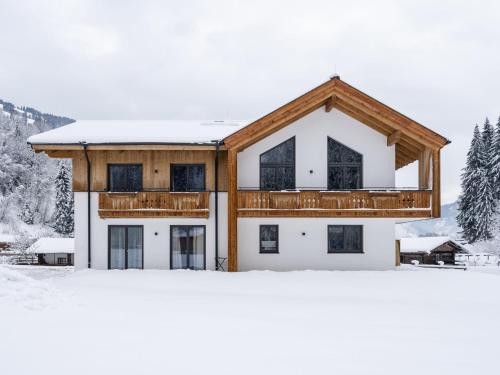 萨尔巴赫Luxury Chalet in Saalbach Hinterglemm with Sauna的雪中的房子