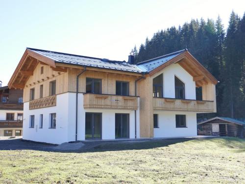 萨尔巴赫Luxury Chalet in Saalbach Hinterglemm with Sauna的正在建造的田野房屋