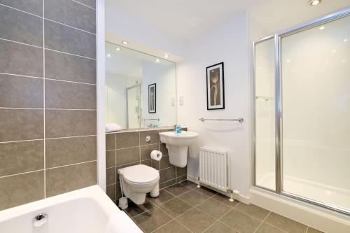 阿伯丁Lovely Aberdeen Home close to the Scottish Coast的浴室配有卫生间水槽和淋浴。