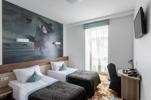 考纳斯阿尔基罗酒店的一间酒店客房,设有两张床和电视