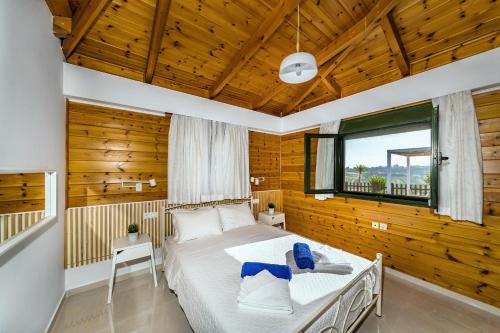 海若克利欧Sofia's Place的卧室配有一张床铺,位于带木墙的房间内