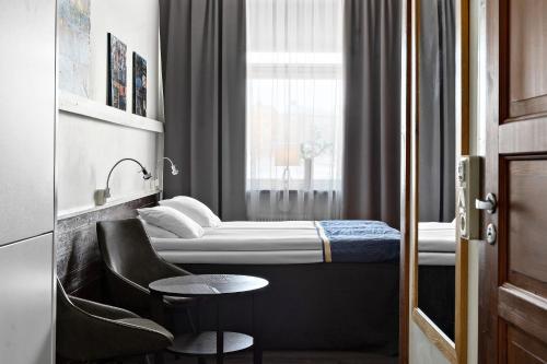 基律纳贝斯特韦斯特北极伊甸园酒店的小房间设有一张床和一把椅子