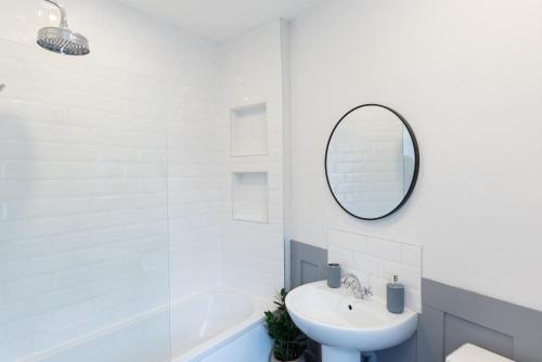 DeepcarOak Cottage的白色的浴室设有水槽和镜子