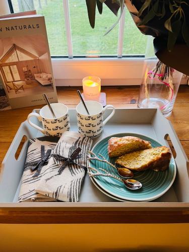 阿普尔克罗斯Clachan Manse Bed & Breakfast的盘子,盘子上放着烤面包和咖啡杯