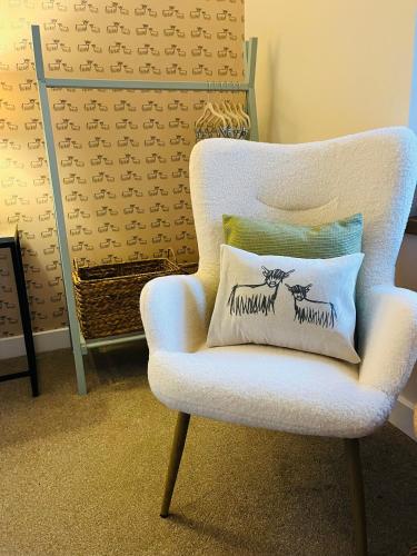阿普尔克罗斯Clachan Manse Bed & Breakfast的白色椅子和枕头