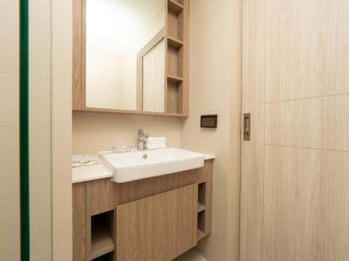 邦涛海滩Family 2bd apartments in Laguna SkyPark的一间带水槽和镜子的浴室