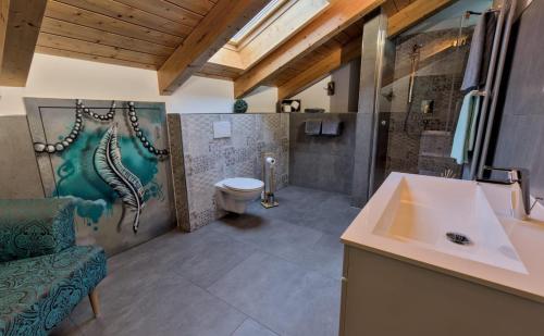 皮丁Ferienwohnung Ahornpark的浴室配有盥洗盆、卫生间和浴缸。