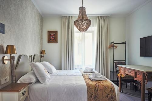 比努埃萨Casa Palacio Reina de Tardajos的一间卧室配有一张床和一张书桌