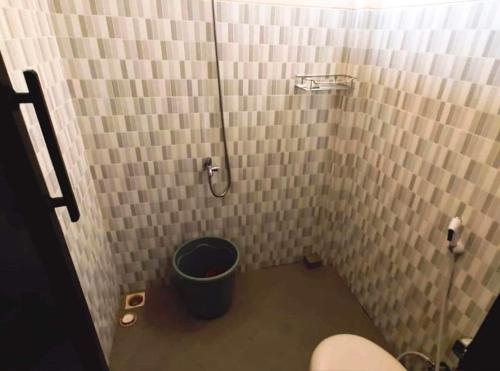 诗都阿佐SPOT ON 93880 Guest House Bu Iin Syariah的浴室的角落里装有水桶