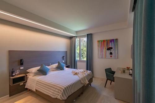 蒙特卡蒂尼泰尔梅AGRITURISMO TERRA VOLONTERI的一间卧室配有一张床、一张书桌和一个窗户。