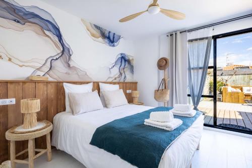 比亚里茨Biarritz Surf Lodge Chambre d'hôtes的一间卧室配有一张带蓝色毯子的床
