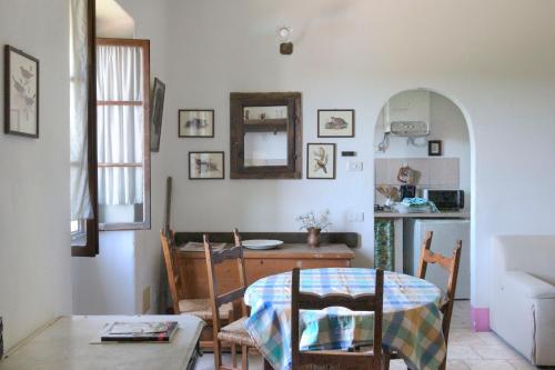 Castion VeroneseIl rovero的一间带桌子的客厅和一间餐厅