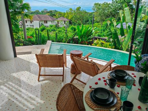 乌干沙Hillstone Luxury Village的一个带桌椅的庭院和一个游泳池