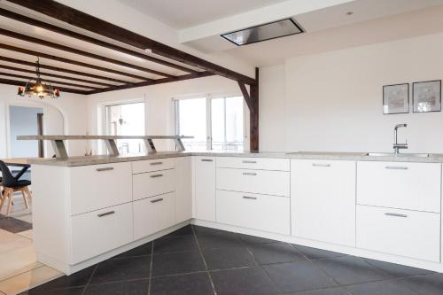 埃默里希Work & Stay Apartment Emmerich的厨房配有白色橱柜和水槽