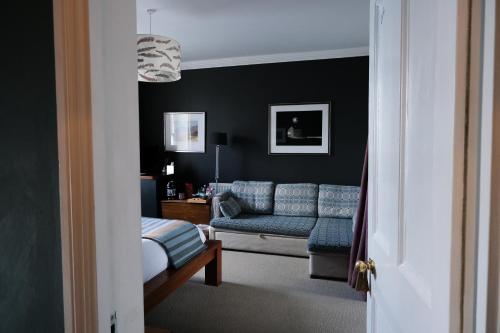 纽波特利兹迈德酒店的客厅配有蓝色的沙发和椅子