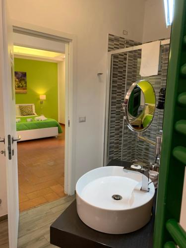 维博瓦伦蒂亚Villa Zufrò的一间带白色水槽的浴室和一间卧室