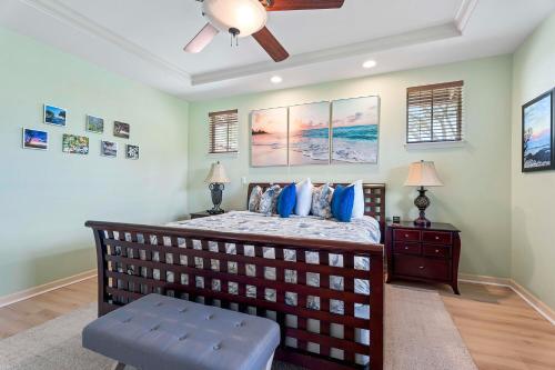 KawailiulaFairways at Mauna Lani #1703的一间卧室配有一张床和吊扇