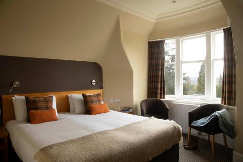 克里夫穆雷公园酒店 的一间卧室设有一张大床和一个窗户。