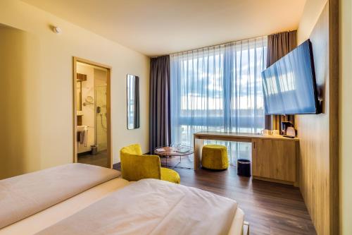大珀斯纳拉戈维达斯托姆哈勒度假酒店的酒店客房配有一张床、一张书桌和一台电视。