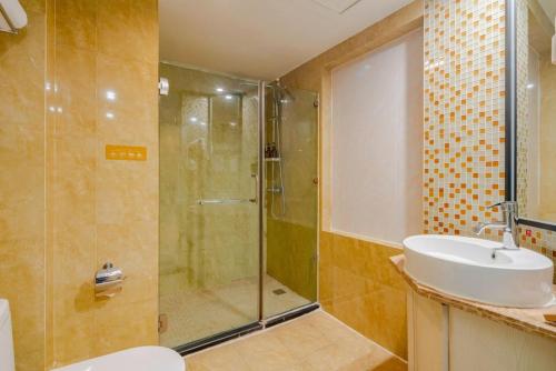成都泰平·崇丽酒店(成都太升南路地铁站店)的带淋浴和盥洗盆的浴室