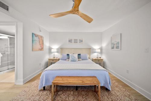 萨尼贝尔Loggerhead Cay #401的一间卧室设有一张带木制天花板的大床
