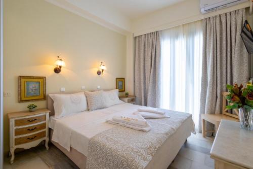 纳克索乔拉凯玛塔酒店的一间卧室配有一张床,上面有两条毛巾