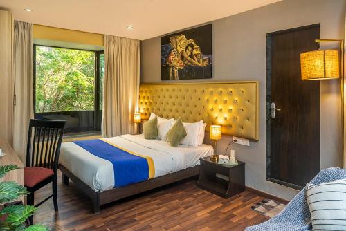 孟买Hotel Orritel West的一间卧室设有一张床和一间客厅。