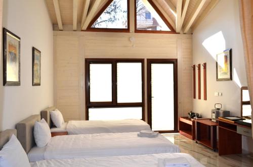 斯科普里Tomce Sofka Apartments的一间卧室设有两张床和窗户。