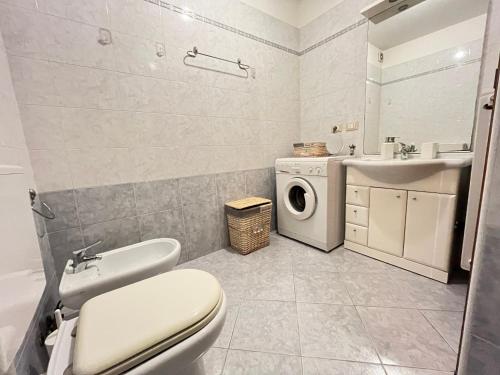 格拉多Posta Vecchia的浴室配有卫生间水槽和洗衣机。