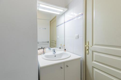 维特罗勒Appart'City Classic Marseille Aéroport - Vitrolles的白色的浴室设有水槽和镜子