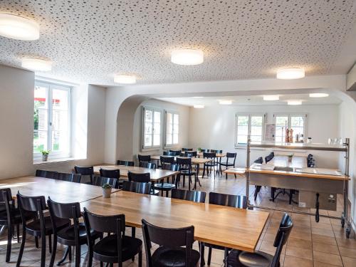阿旺什阿旺什青年旅舍的用餐室设有桌椅和窗户。